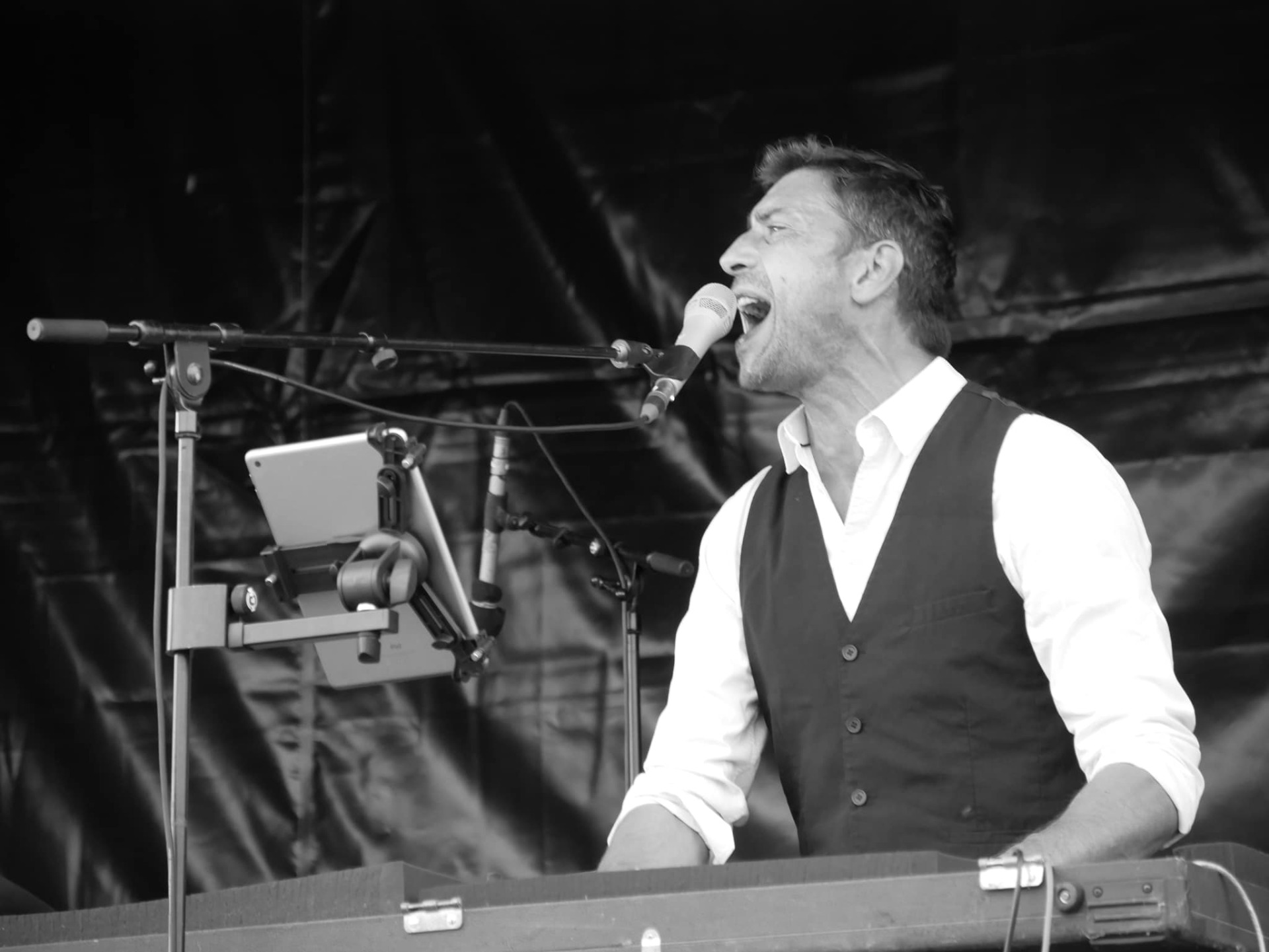 Fréderic Aberson. Clavier, Musicien et choriste tribute pascal obispo en concert live